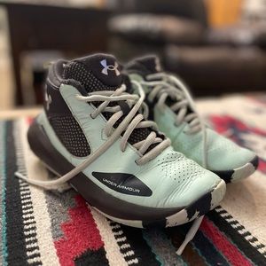 Girls Under Armor tennis/basketball shoes